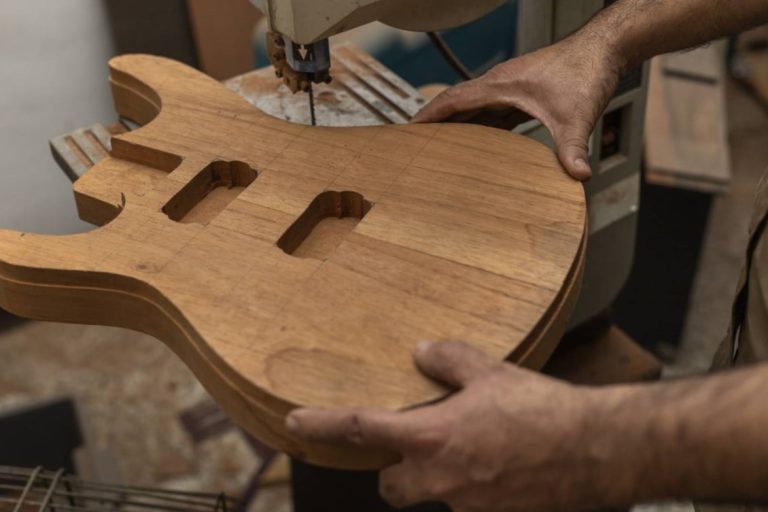 visuel-fabriquees-exception-guitares-luthier-comment