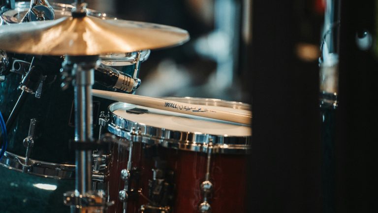 Batterie électronique ou acoustique : le guide pour ne pas vous tromper